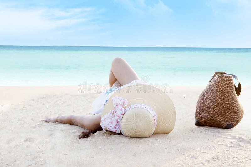 Genießen des Strandes stockbild Genießen des Strandes stockbild