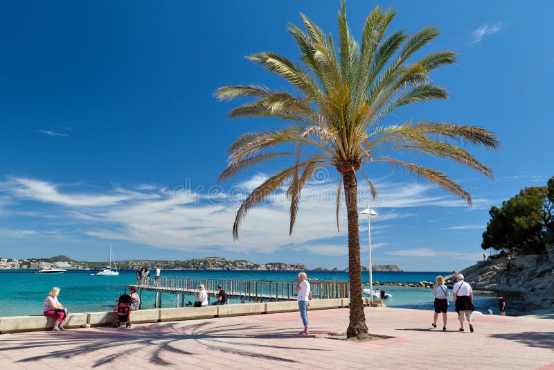 Genießen Sie die Sommerferien bei Spaziergängen mit malerischer Aussicht auf das malerische Mittelmeer lizenzfreies stockfoto Genießen Sie die Sommerferien bei Spaziergängen mit malerischer Aussicht auf das malerische Mittelmeer lizenzfreies stockfoto