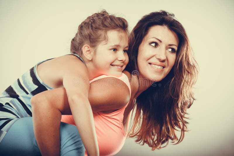Genitore della madre che dà giro di a due vie del bambino fotografie stock Genitore della madre che dà giro di a due vie del bambino fotografie stock