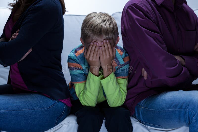 Genitori con i problemi e bambino fotografia stock libera da diritti Genitori con i problemi e bambino fotografia stock libera da diritti