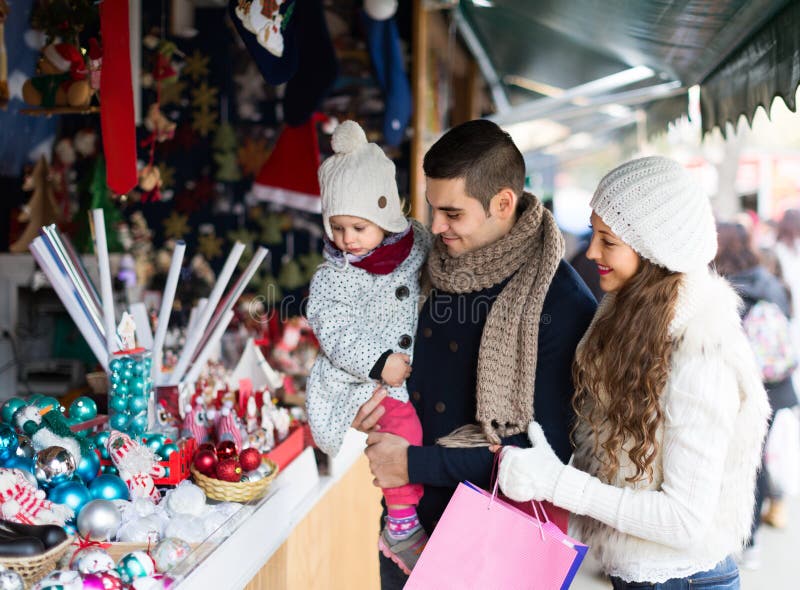 Download Genitori Con La Figlia Al Mercato Di Natale Immagine Stock - Immagine di vestiti, piccolo: 56878493