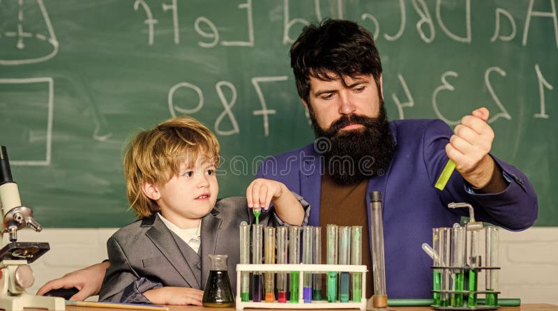 Genius minds. Genius kid. Freude und Herausforderungen beim Aufziehen begabter Kinder. Lehrerin mit Bärenwissenschaftlerin Kindert stockfotografie