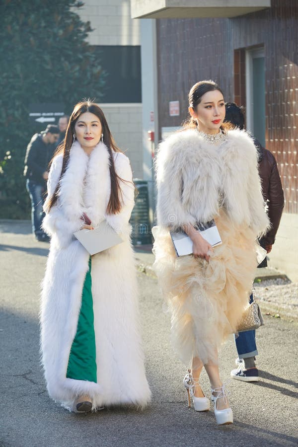 13 Gennaio: Donne in Pelliccia Bianca Prima Della Sfilata D'oro Nero in  Stile Milan Fashion Week Street Fotografia Editoriale - Immagine di  rossetto, colore: 194562556