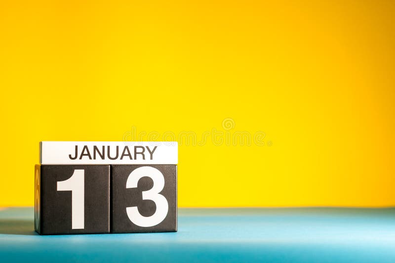 13 gennaio Giorno 13 del mese di gennaio, calendario su sfondo giallo Ora invernale Spazio vuoto per il testo fotografia stock libera da diritti 13 gennaio Giorno 13 del mese di gennaio, calendario su sfondo giallo Ora invernale Spazio vuoto per il testo fotografia stock libera da diritti