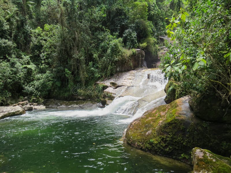 7 gennaio 2016, Itatiaia, Rio de Janeiro, Brasile, cascata di Itaporani in mezzo alla foresta del parco nazionale di Itatiaia immagini stock 7 gennaio 2016, Itatiaia, Rio de Janeiro, Brasile, cascata di Itaporani in mezzo alla foresta del parco nazionale di Itatiaia immagini stock