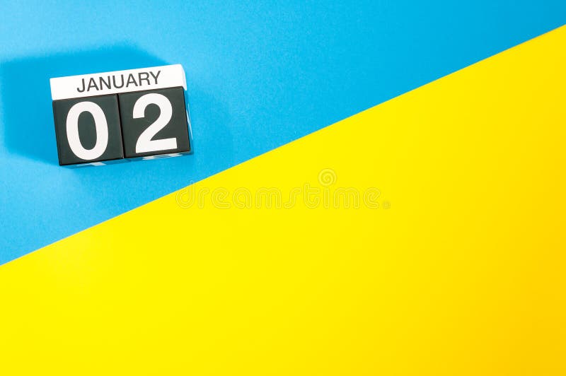 2 gennaio Primo giorno del mese di gennaio, calendario su sfondo blu e giallo, piano piano piano, vista superiore Spazio vuoto pe fotografia stock libera da diritti 2 gennaio Primo giorno del mese di gennaio, calendario su sfondo blu e giallo, piano piano piano, vista superiore Spazio vuoto pe fotografia stock libera da diritti