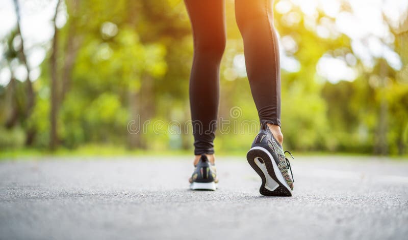 genomk?rare f?r kvinna f?r wellness f?r soluppg?ng f?r running sko f?r l?pare f?r v?g f?r jog f?r kondition f?r closeupbegreppsfo arkivfoto genomk?rare f?r kvinna f?r wellness f?r soluppg?ng f?r running sko f?r l?pare f?r v?g f?r jog f?r kondition f?r closeupbegreppsfo arkivfoto
