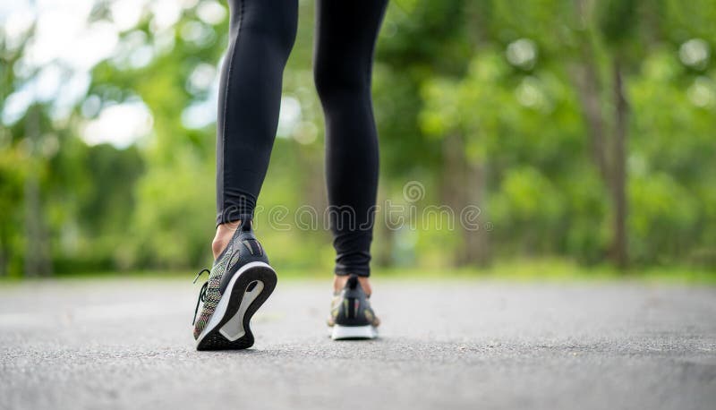 genomk?rare f?r kvinna f?r wellness f?r soluppg?ng f?r running sko f?r l?pare f?r v?g f?r jog f?r kondition f?r closeupbegreppsfo fotografering för bildbyråer genomk?rare f?r kvinna f?r wellness f?r soluppg?ng f?r running sko f?r l?pare f?r v?g f?r jog f?r kondition f?r closeupbegreppsfo fotografering för bildbyråer