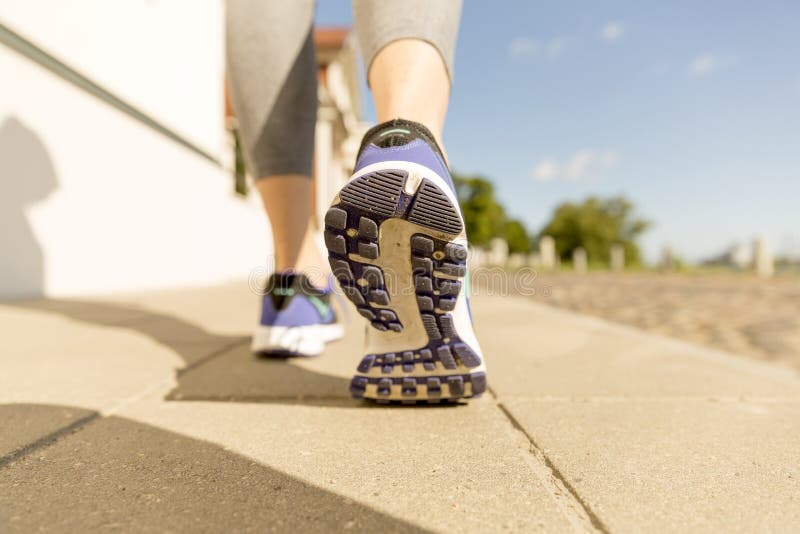 genomkörare för kvinna för wellness för soluppgång för running sko för löpare för väg för jog för kondition för closeupbegreppsfo royaltyfri bild genomkörare för kvinna för wellness för soluppgång för running sko för löpare för väg för jog för kondition för closeupbegreppsfo royaltyfri bild