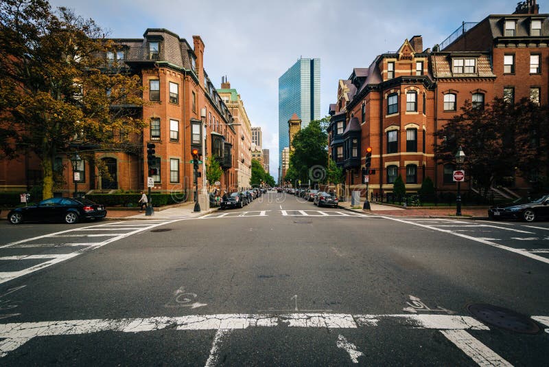 Genomskärning och historiska byggnader i den tillbaka fjärden, Boston, Massach royaltyfri foto