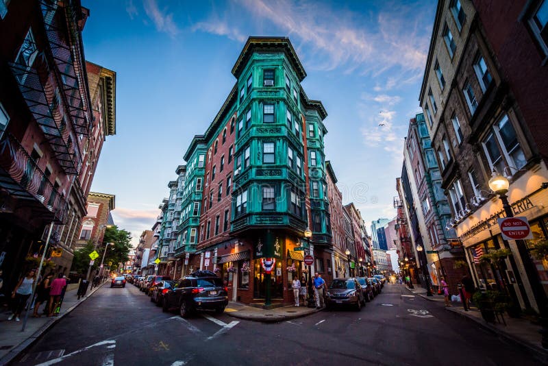 Genomskärning och historiska byggnader i North End av Boston fotografering för bildbyråer
