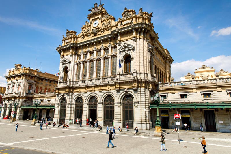 Genova, Генуя, Италия - 18-ое апреля 2019: Очаровывая улицы Генуи, Италии Старый известный город Италии, с красивым стоковые изображения rf Genova, Генуя, Италия - 18-ое апреля 2019: Очаровывая улицы Генуи, Италии Старый известный город Италии, с красивым стоковые изображения rf