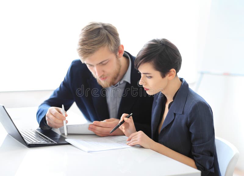 Gens d'affaires affichant le contrat photo stock Gens d'affaires affichant le contrat photo stock