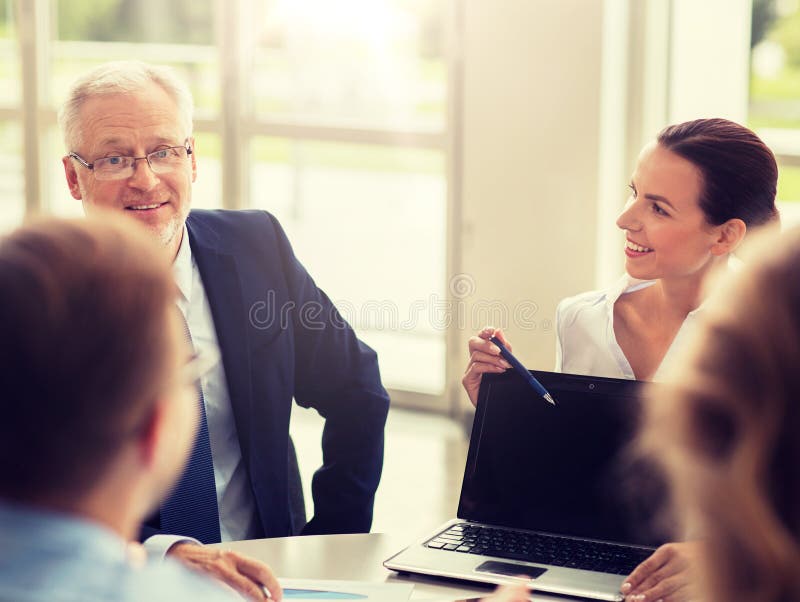 Gens d'affaires avec la r?union d'ordinateur portable dans le bureau image stock Gens d'affaires avec la r?union d'ordinateur portable dans le bureau image stock
