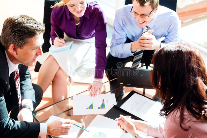 Gens d'affaires ayant le contact dans le bureau photographie stock Gens d'affaires ayant le contact dans le bureau photographie stock