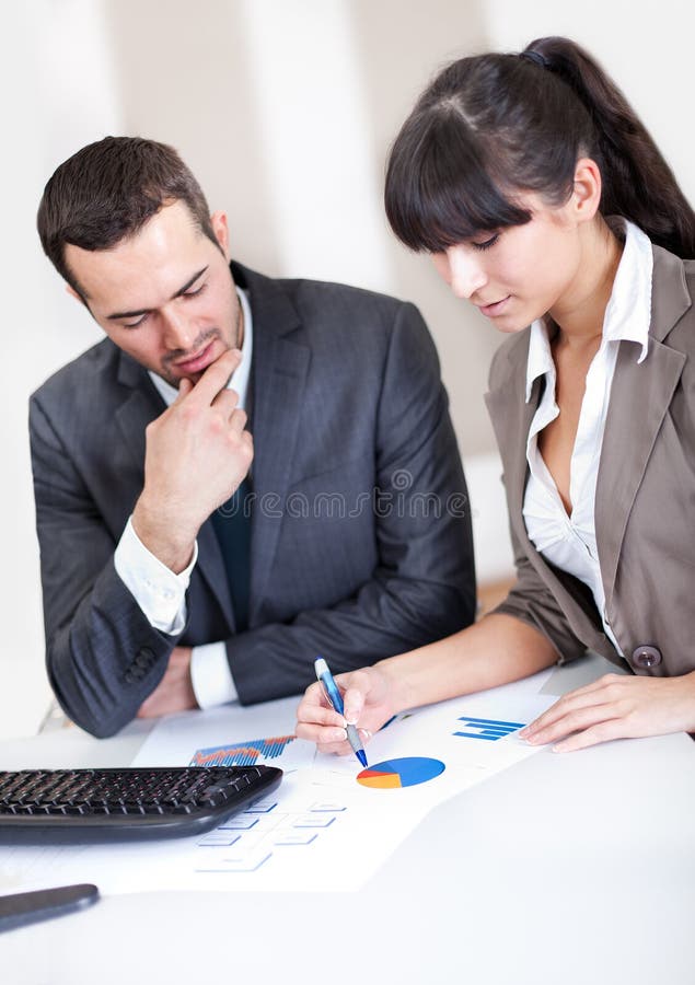 Gens d'affaires dans le bureau lors du contact photographie stock libre de droits