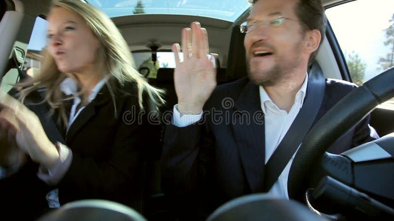 Gens d'affaires dansant dans la voiture heureuse banque de vidéos