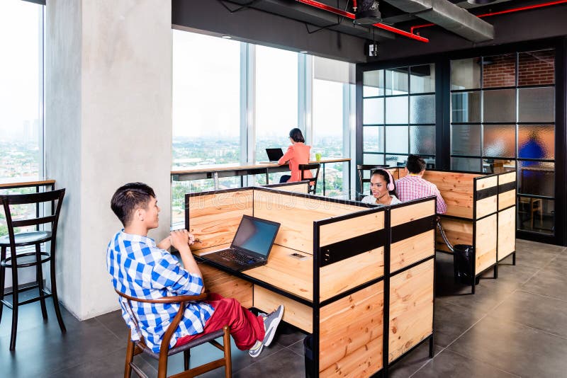 Gens d'affaires de démarrage dans le bureau coworking photos stock Gens d'affaires de démarrage dans le bureau coworking photos stock