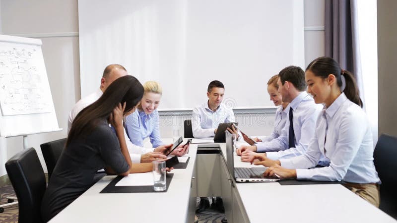 Gens d'affaires de sourire se réunissant dans le bureau clips vidéos