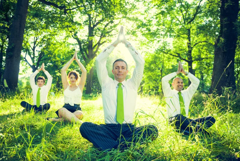 Gens d'affaires faisant le yoga photo stock Gens d'affaires faisant le yoga photo stock