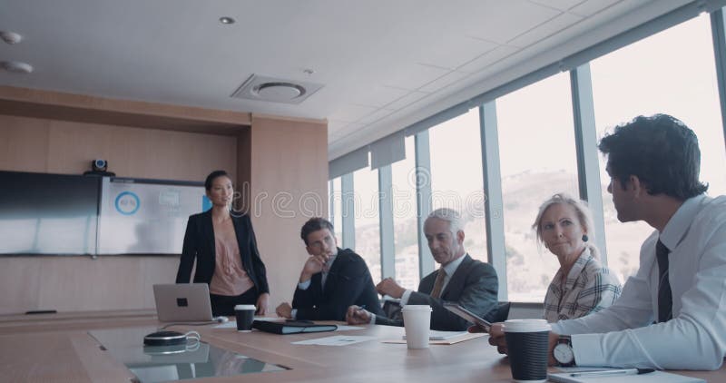 Gens d'affaires faisant un brainstorm lors de la réunion banque de vidéos