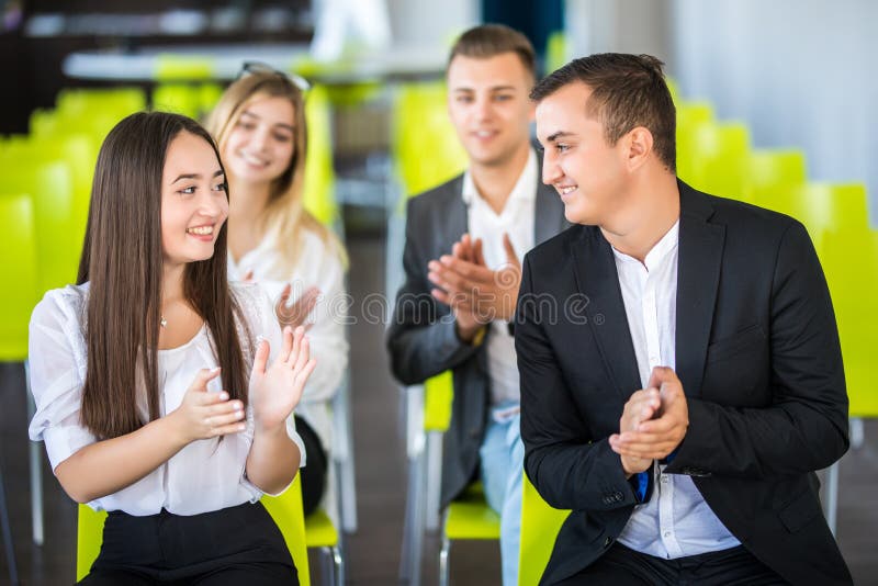 Gens d'affaires gais applaudissant lors d'une réunion Concept d'affaires photos libres de droits Gens d'affaires gais applaudissant lors d'une réunion Concept d'affaires photos libres de droits