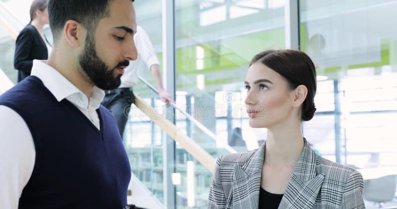 Gens d'affaires Homme et femme parlant au travail dans le bureau banque de vidéos