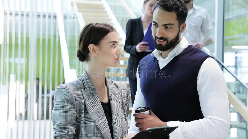 Gens d'affaires Homme et femme parlant au travail dans le bureau banque de vidéos