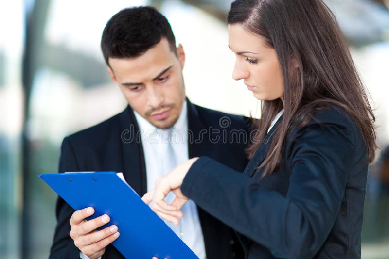 Gens d'affaires lisant quelques documents images stock