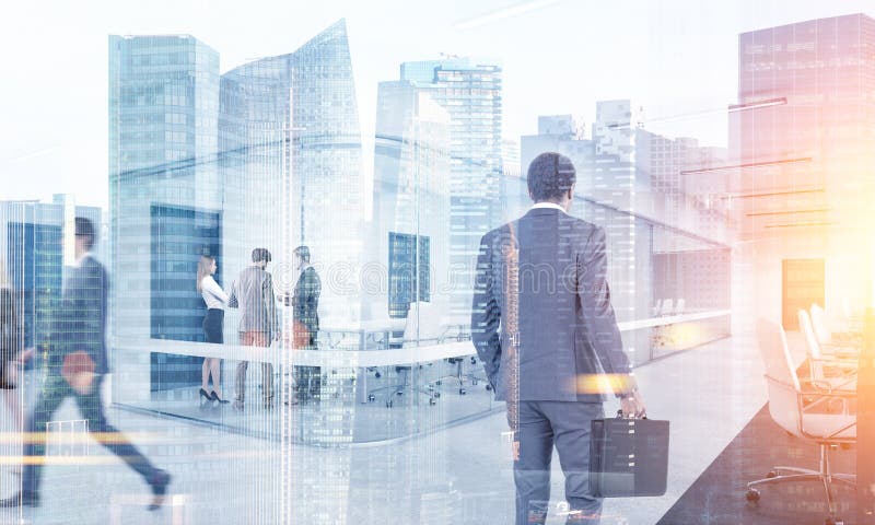 Gens d'affaires marchant dans une ville moderne photo stock Gens d'affaires marchant dans une ville moderne photo stock