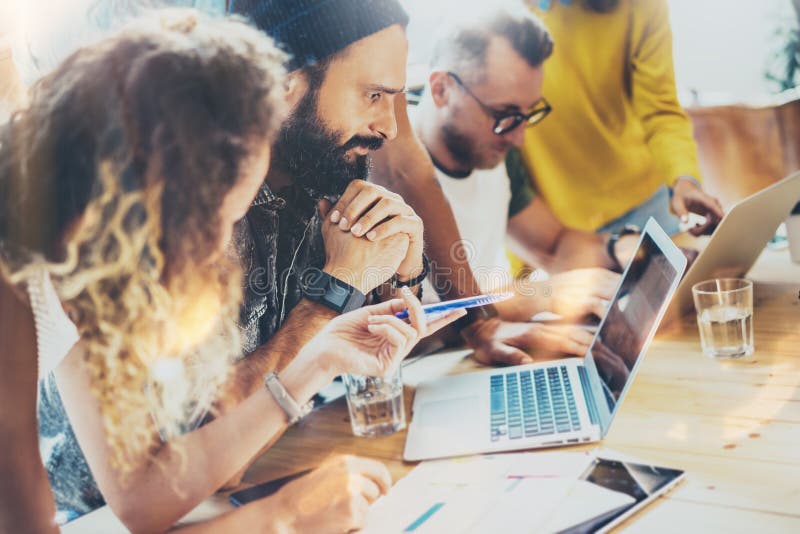Gens d'affaires modernes de groupe recueillis ensemble discutant le projet créatif Discussion de réunion d'échange d'idées de col images libres de droits