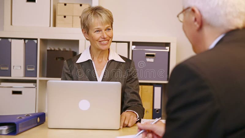 Gens d'affaires parlant dans le bureau clips vidéos