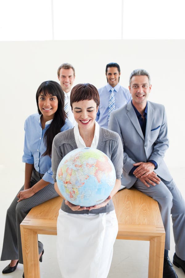 Gens d'affaires positif retenant un glo terrestre photos stock Gens d'affaires positif retenant un glo terrestre photos stock