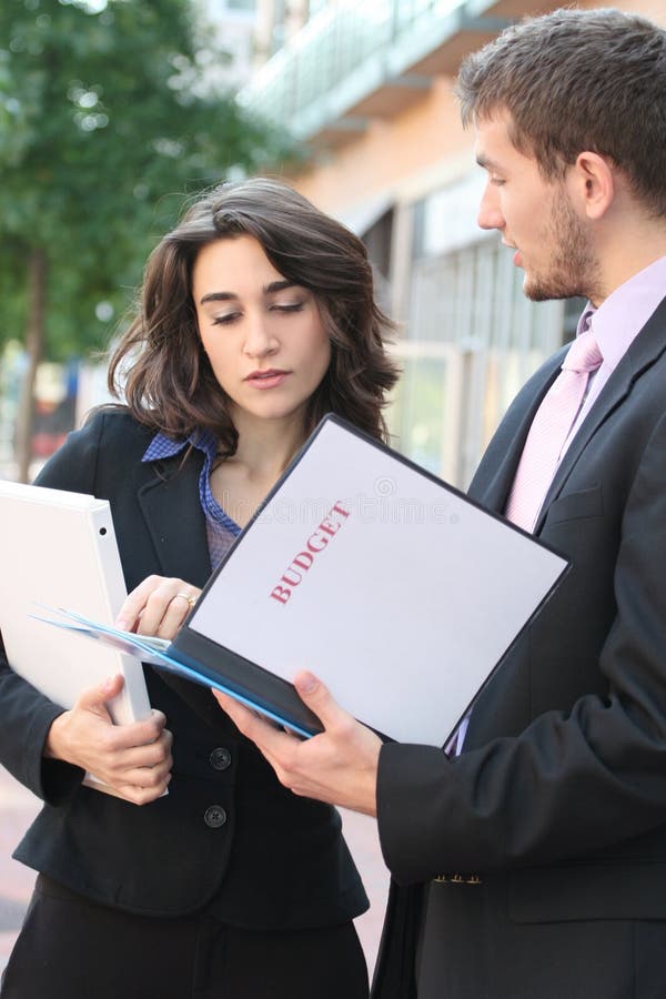 Gens d'affaires, regardant le budget images libres de droits Gens d'affaires, regardant le budget images libres de droits