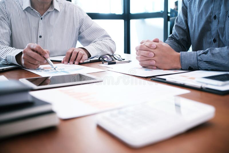 Gens d'affaires rencontrant le worki d'investisseur professionnel d'idées de conception images libres de droits Gens d'affaires rencontrant le worki d'investisseur professionnel d'idées de conception images libres de droits