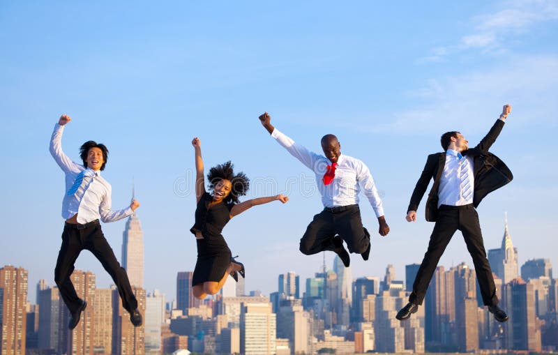 Gens d'affaires réussis heureux célébrant en sautant dans nouveau Y