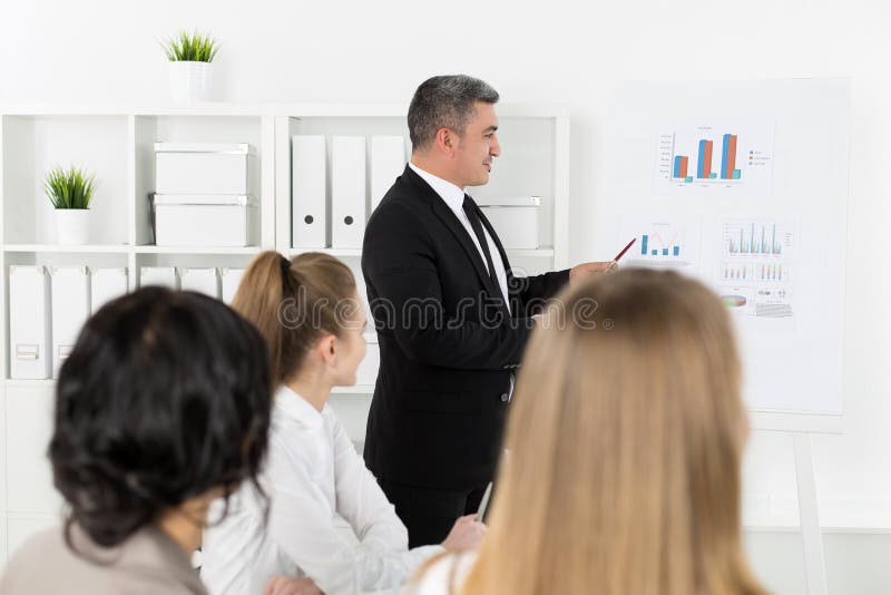 Gens d'affaires se réunissant dans le bureau pour discuter le projet images libres de droits Gens d'affaires se réunissant dans le bureau pour discuter le projet images libres de droits