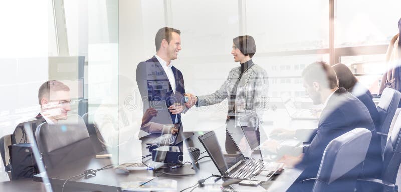 Gens d'affaires se serrant la main dans l'entreprise de moder photos stock