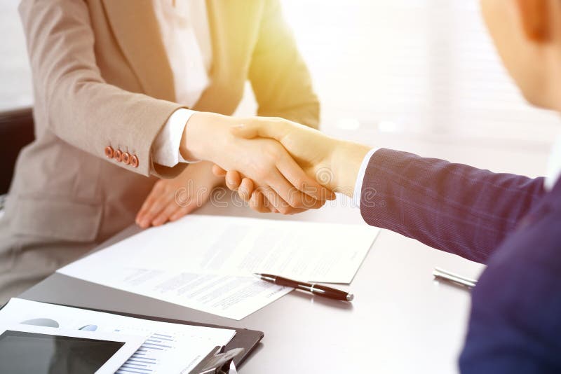 Gens d'affaires se serrant la main, finissant une réunion Signature de papiers, accord et concept de consultation d'avocat images stock Gens d'affaires se serrant la main, finissant une réunion Signature de papiers, accord et concept de consultation d'avocat images stock