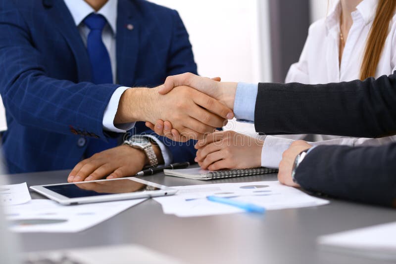 Gens d'affaires se serrant la main, finissant une signature de papiers Concept de consultation de réunion, de contrat et d'avocat images stock Gens d'affaires se serrant la main, finissant une signature de papiers Concept de consultation de réunion, de contrat et d'avocat images stock
