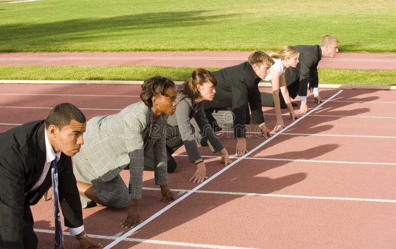 Gens d'affaires se tapissant à la ligne de départ de piste image stock Gens d'affaires se tapissant à la ligne de départ de piste image stock