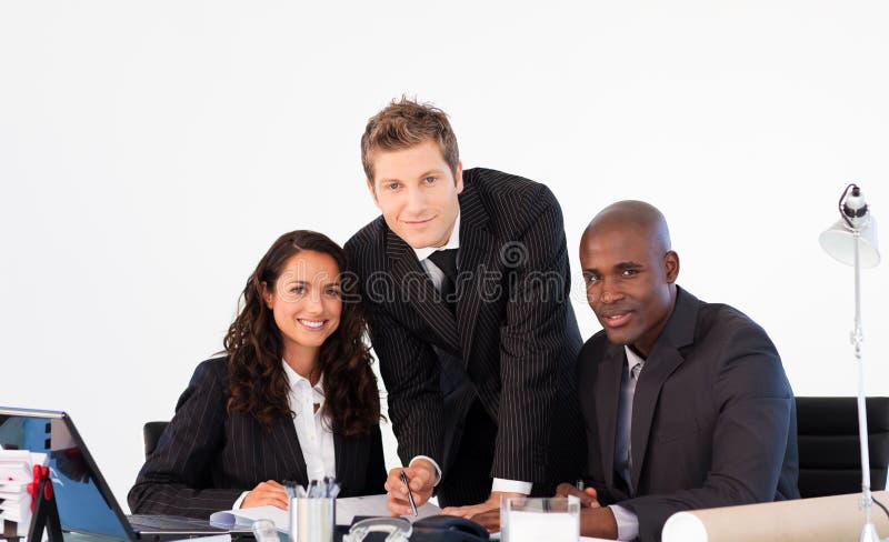 Gens d'affaires souriant à l'appareil-photo lors d'un contact photographie stock libre de droits Gens d'affaires souriant à l'appareil-photo lors d'un contact photographie stock libre de droits