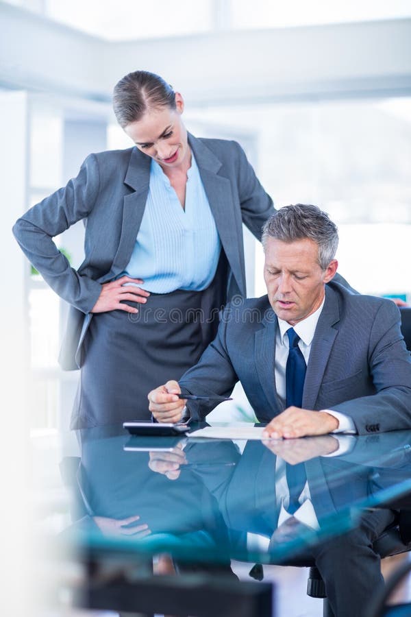 Download Gens D'affaires Sérieux Travaillant Ensemble Photo stock - Image du papiers, concentration: 56481574
