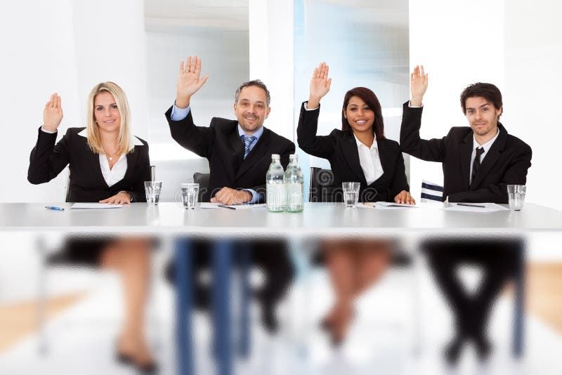 Gens d'affaires votant lors du contact photo libre de droits Gens d'affaires votant lors du contact photo libre de droits