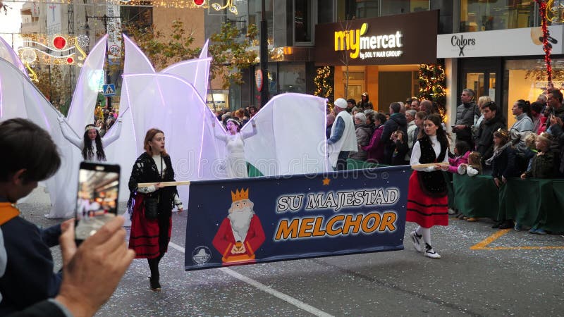 Gens marchant avec le panneau d'affichage su majestad melchor. calpe espagne 070123