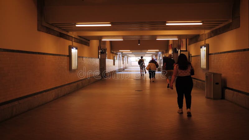 Gens qui traversent le passage souterrain. femmes et hommes traversant le métro piétonnier. piétons marchant dans le sous-sol