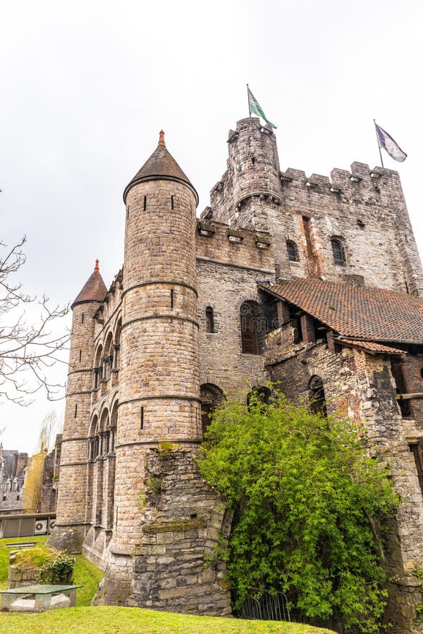 Gent, Belgi? - APRIL 6, 2019: Gravensteen Middeleeuws kasteel in Gent royalty-vrije stock foto's Gent, Belgi? - APRIL 6, 2019: Gravensteen Middeleeuws kasteel in Gent royalty-vrije stock foto's
