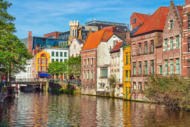 GENT, BELGIË - 6 mei 2016: Bekijk de rivier en de traditionele architectuur op de banken stock foto GENT, BELGIË - 6 mei 2016: Bekijk de rivier en de traditionele architectuur op de banken stock foto