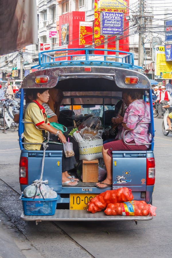 Gente abarrotada en un autobús urbano que sale del mercado i imagen de archivo Gente abarrotada en un autobús urbano que sale del mercado i imagen de archivo