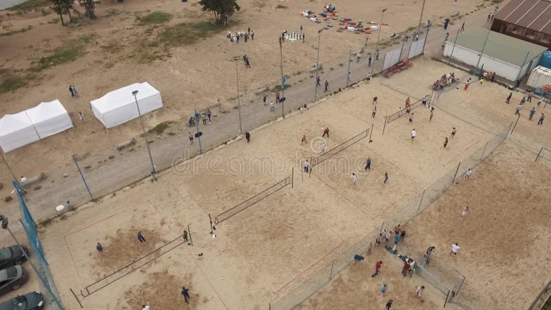 Gente aerea del colpo che gioca beach volley, calcio, volano e pallacanestro